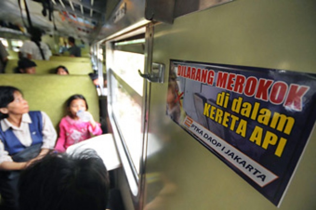 Usulan Gerbong Kereta Khusus Perokok Dinilai “Ngawur” oleh YLKI