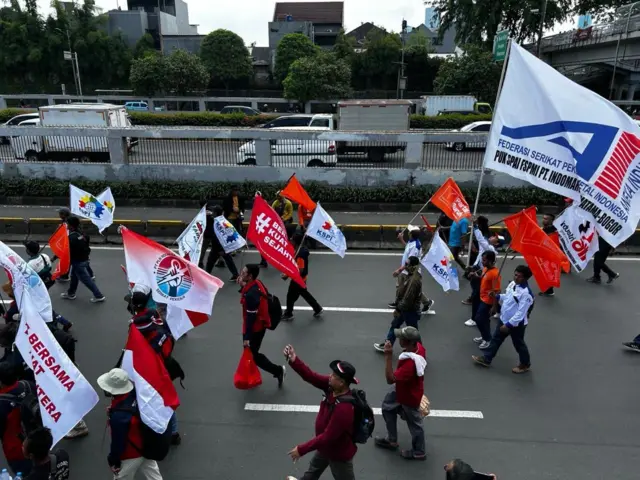 Ribuan Buruh Demonstrasi di Gedung DPR: “Naikkan Upah, Murah Karena Upah DPR Naik Rp3 Juta Sehari”
