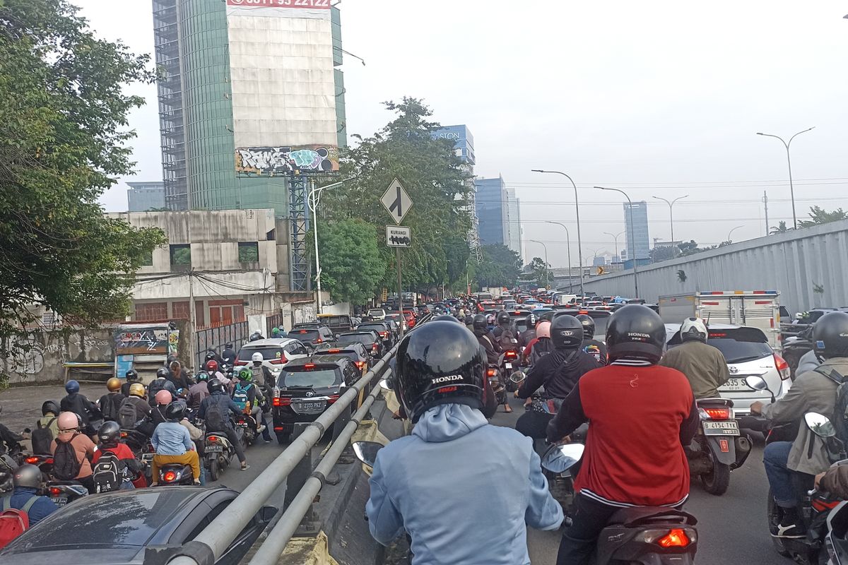 Lama Diputar, ‘Lagu Kemacetan’ Jalan TB Simatupang Bikin Hati Warga Ikut Remuk