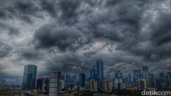 Waspada Cuaca Ekstrem: Jatim Berpotensi Hujan Saat Kemarau! Ini Penyebab & Antisipasinya