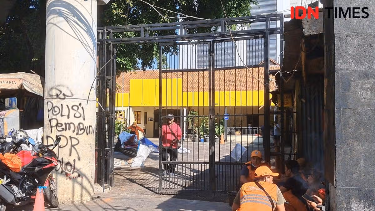 Coretan di Depan Polda Metro Jaya Mulai Dibersihkan: Apa yang Terjadi?