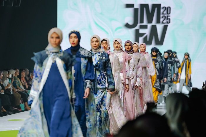 Fashion Wanita 2025: Tren Futuristik, Modest Wear, dan Revolusi Digital